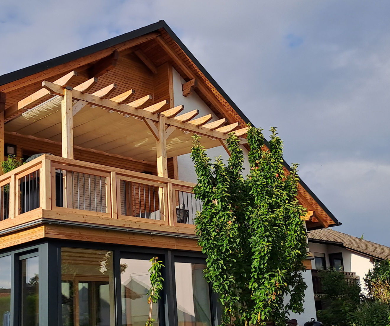 Ein neu gebauter Balkon aus Holz von der Zimmerei Huber.