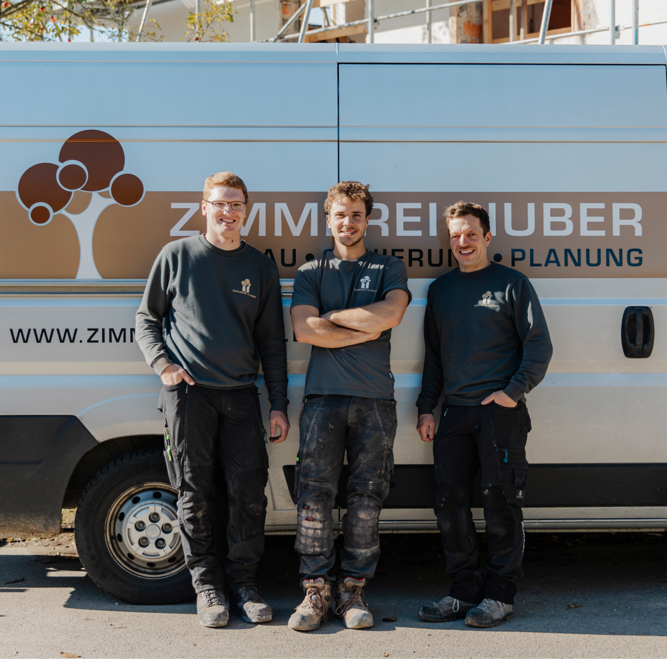 Das Team der Zimmerei Huber vor einem Sprinter der Firma.