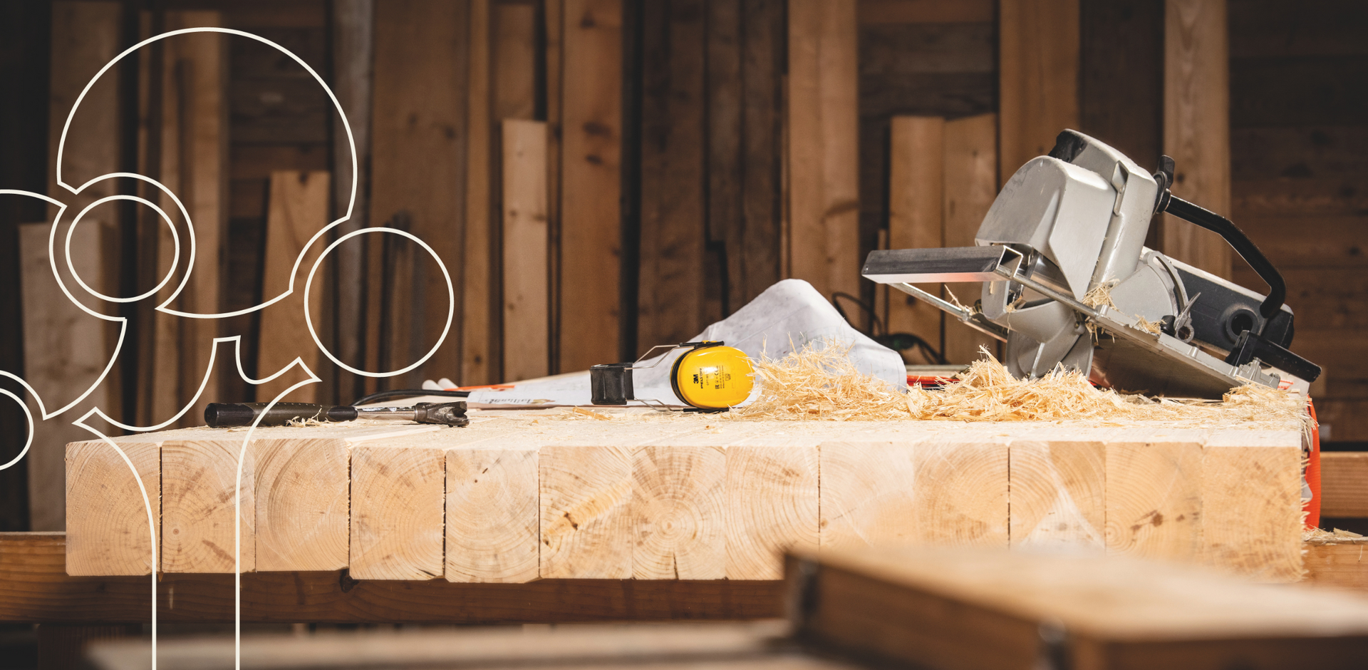 Zimmerei-Werkzeug der Zimmerei Huber auf eine, Holztisch.