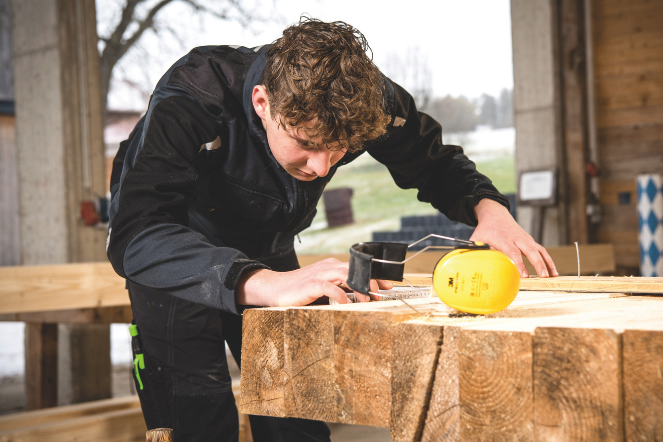 Ein Geselle der Zimmerei Huber konzentriert bei der Arbeit