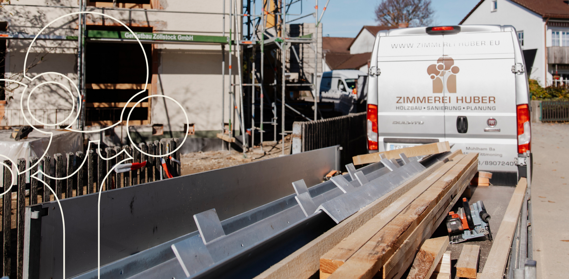 Ein Sprinter mit einem Anhänger voll Holz, von der Zimmerei Huber.