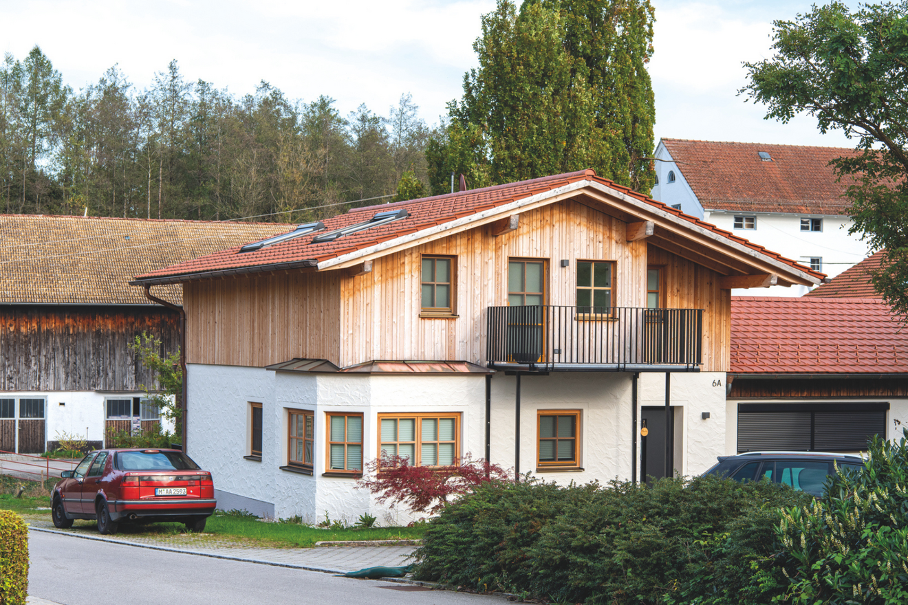 Ein neu von der Zimmerei Huber aufgestocktes Haus; Nachher-Bild.