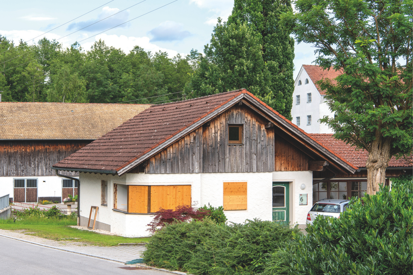 Ein altes Haus, das von der Zimmerei Huber aufgestockt werden soll; Vorher-Bild.