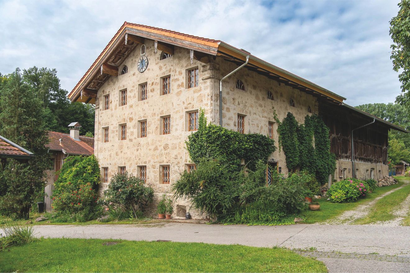 Ein historisches Gebäude, professionell saniert von der Zimmerei Huber, Ansicht von schräg vorne.