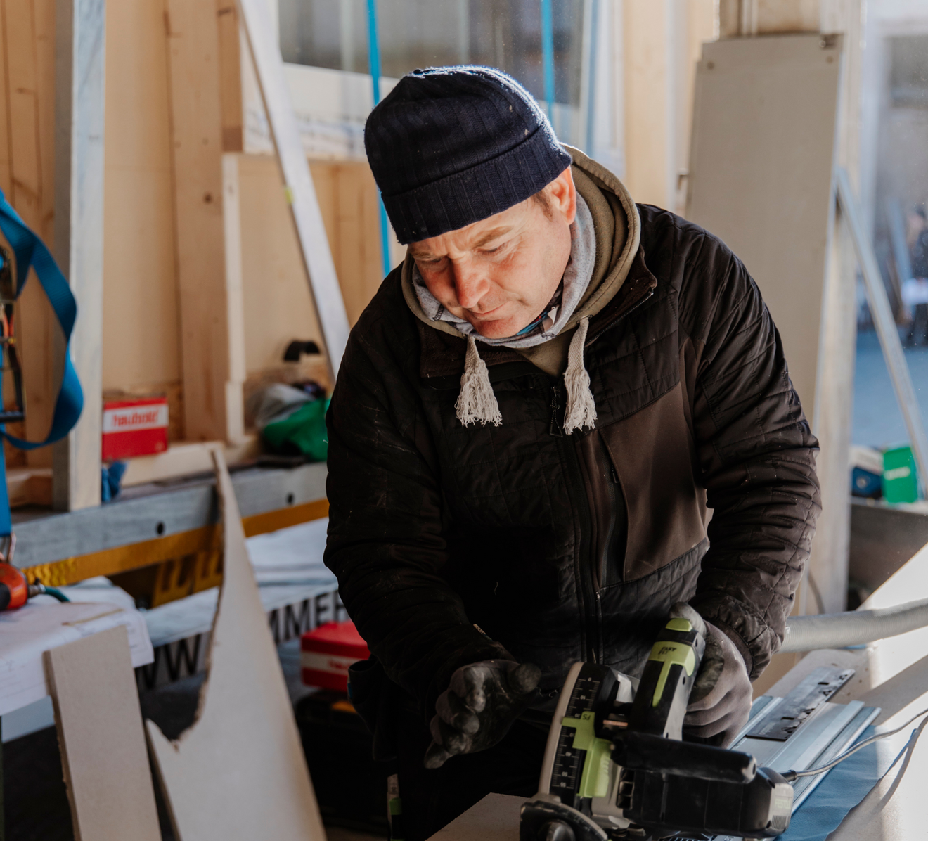 Ein Geselle der Zimmerei Huber bei der Arbeit im Werk.