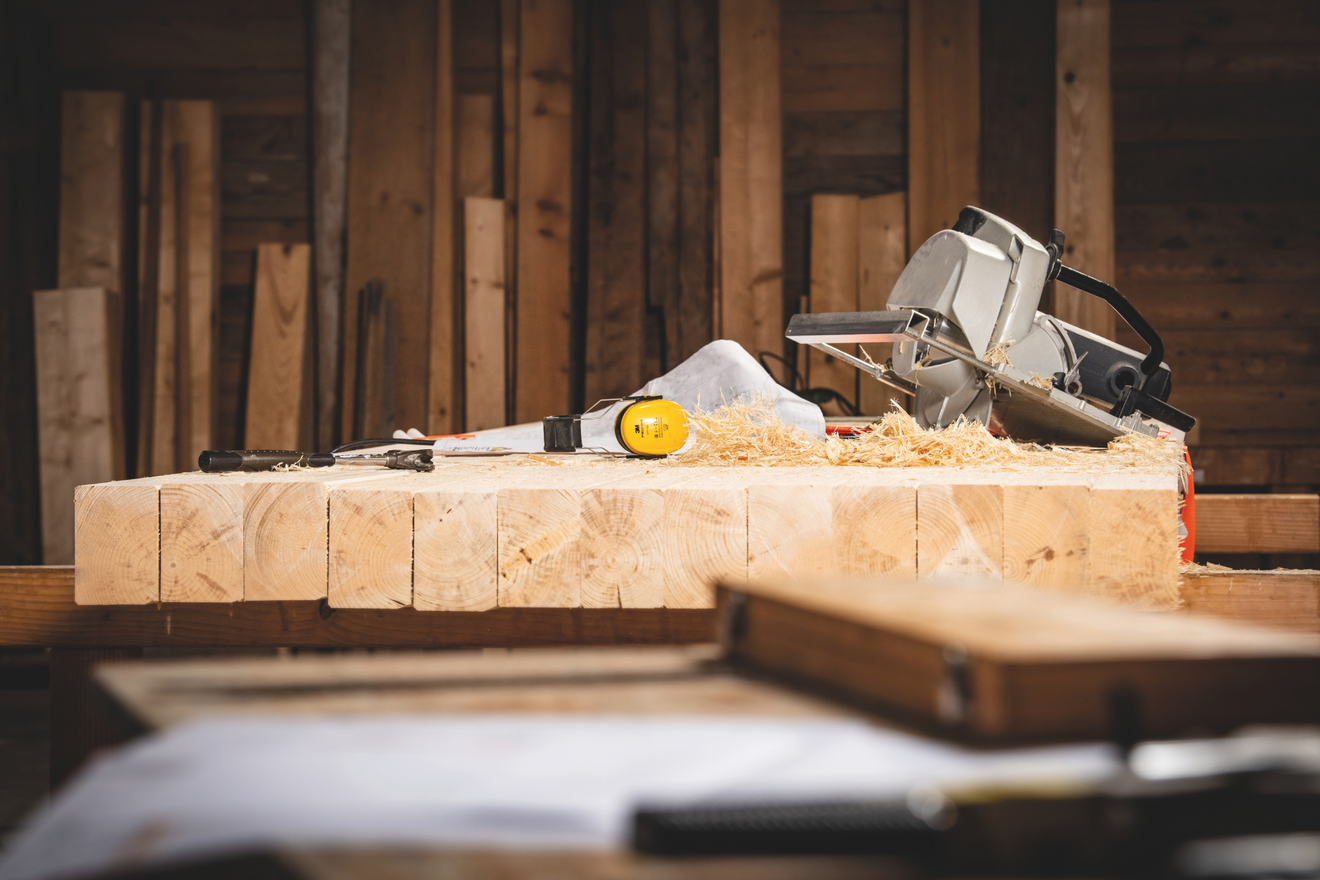 Zimmerei-Werkzeug der Zimmerei Huber auf eine, Holztisch.
