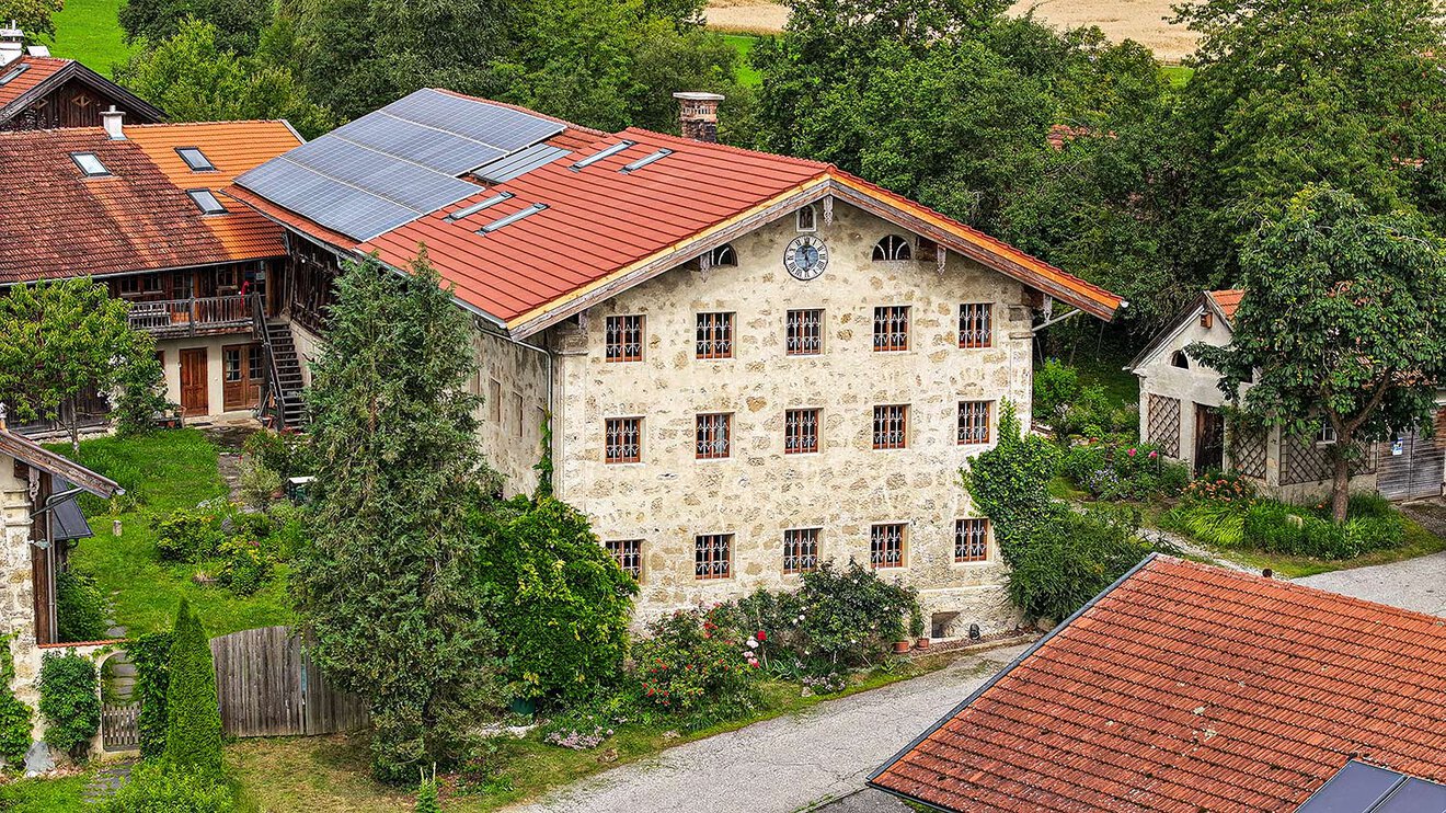 Ein historisches Gebäude, professionell saniert von der Zimmerei Huber.