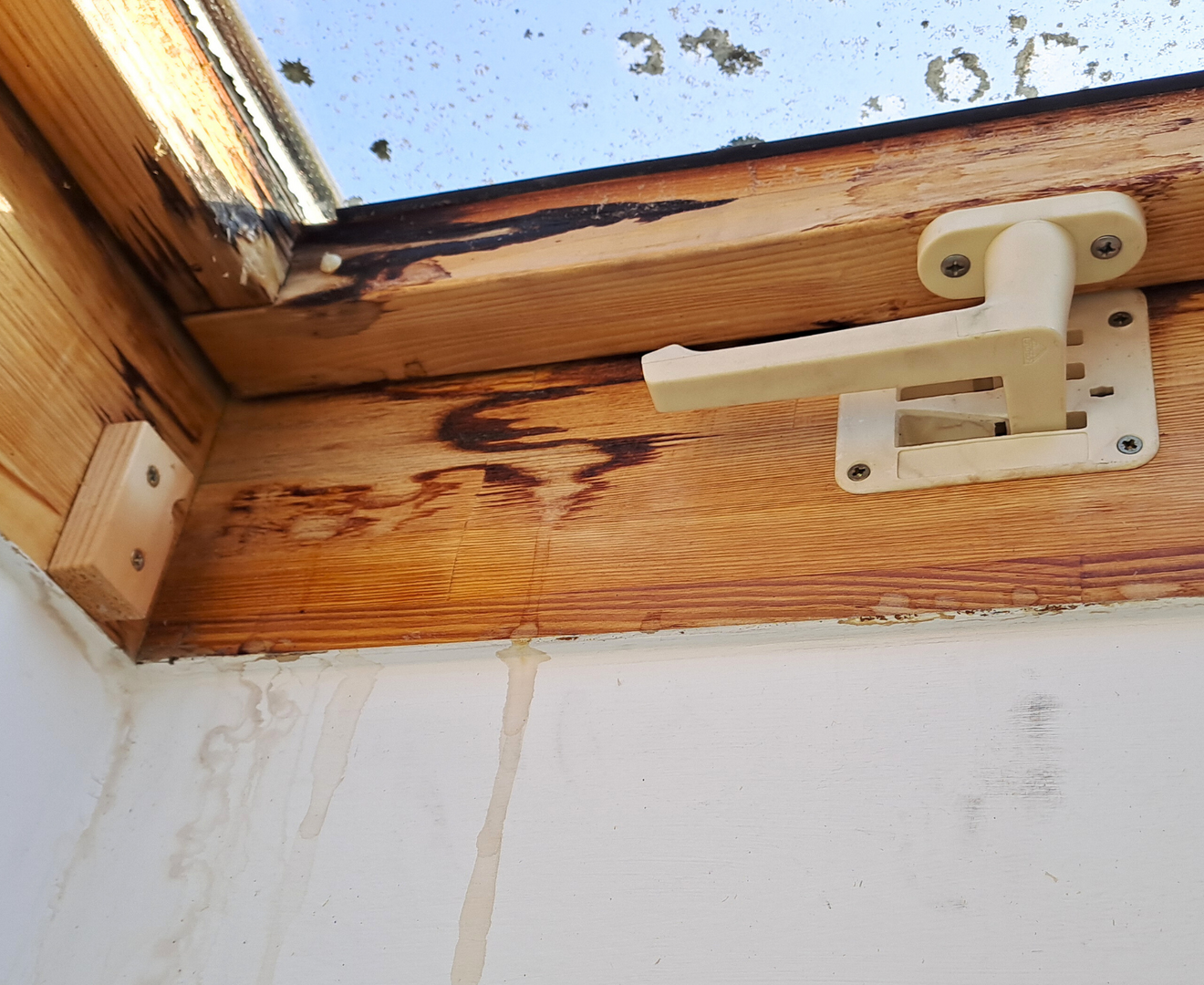 Ein defektes Dachfenster, das als Beispiel für einen notwendigen Austausch durch die Zimmerei Huber dient.