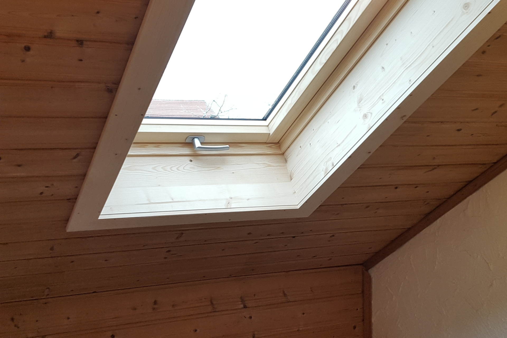 Ein neu eingebautes Dachfenster; aufgenommen aus dem Innern des Hauses.