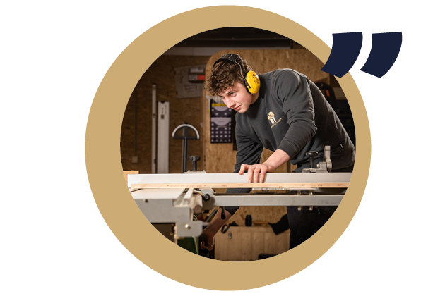 Peter Zell bei der Arbeit in einer Kreis-Grafik.