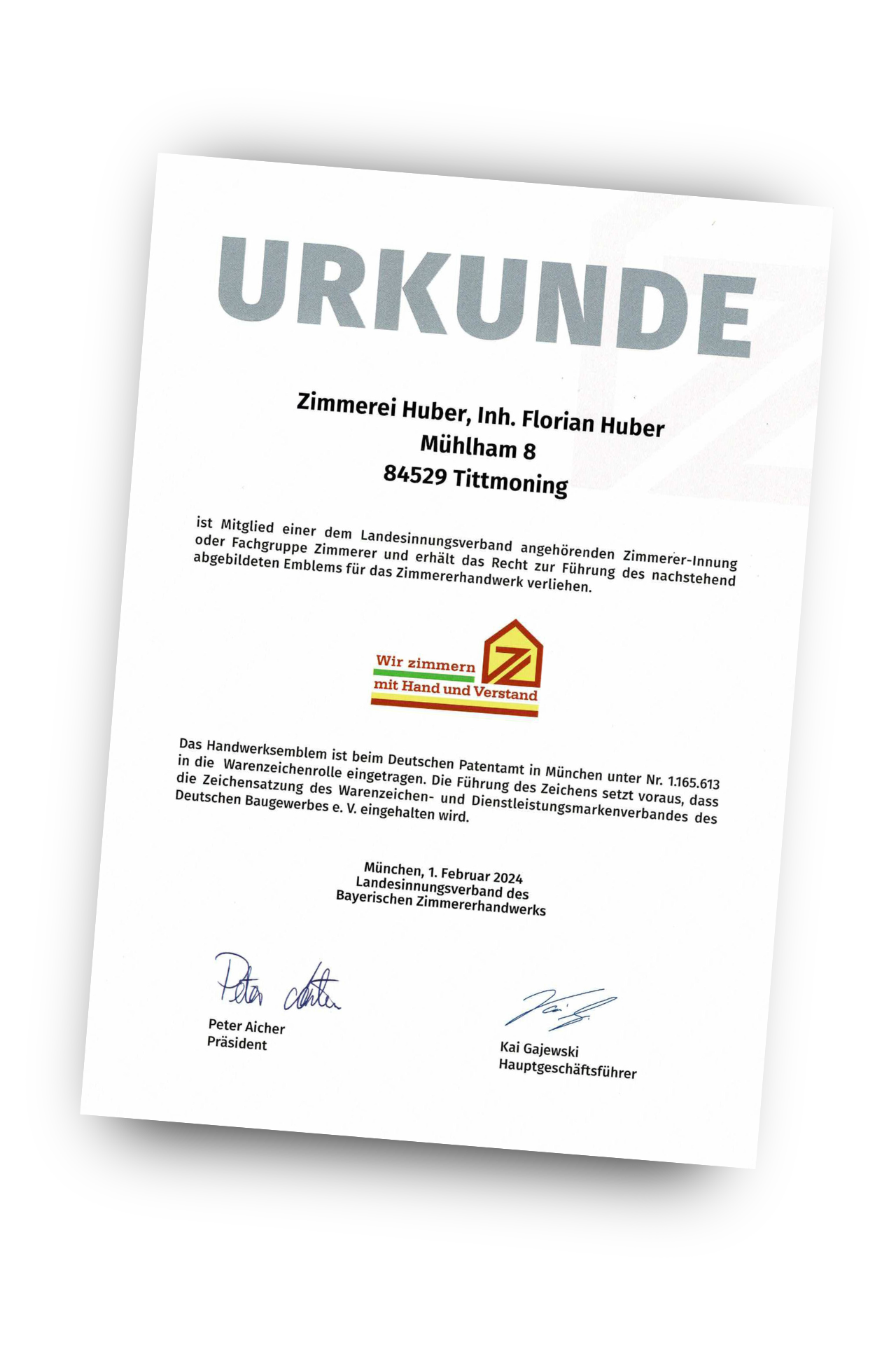Urkunde über das Handwerksemblem der Zimmerei Huber.